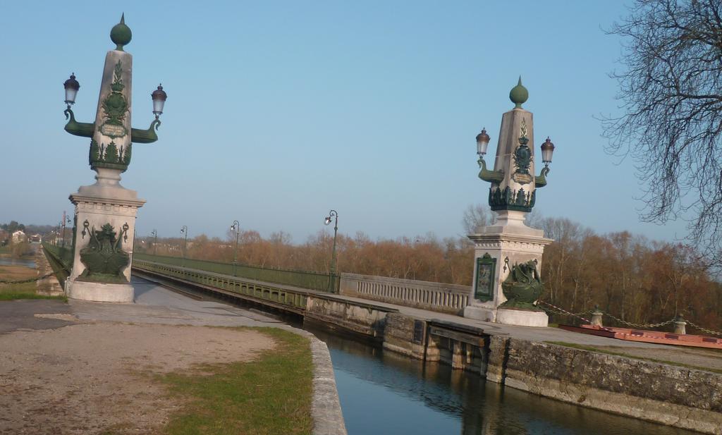 Chambre D'Hotes Face A Briare Luaran gambar